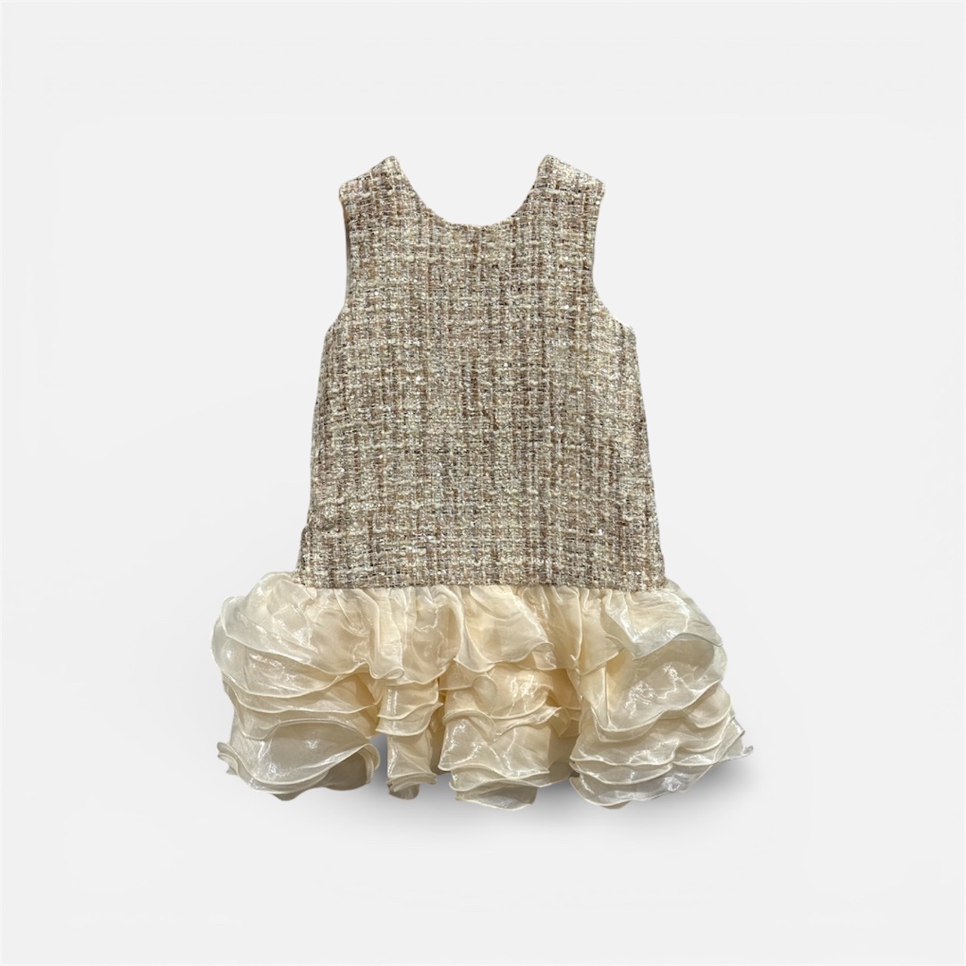 Бежевое платье с рюшами