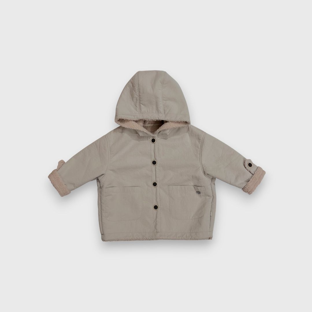 Светло-серая куртка с капюшоном