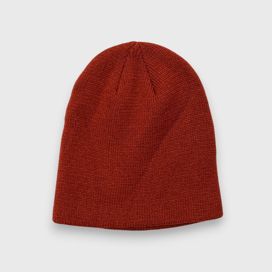 Красная вязаная шапка