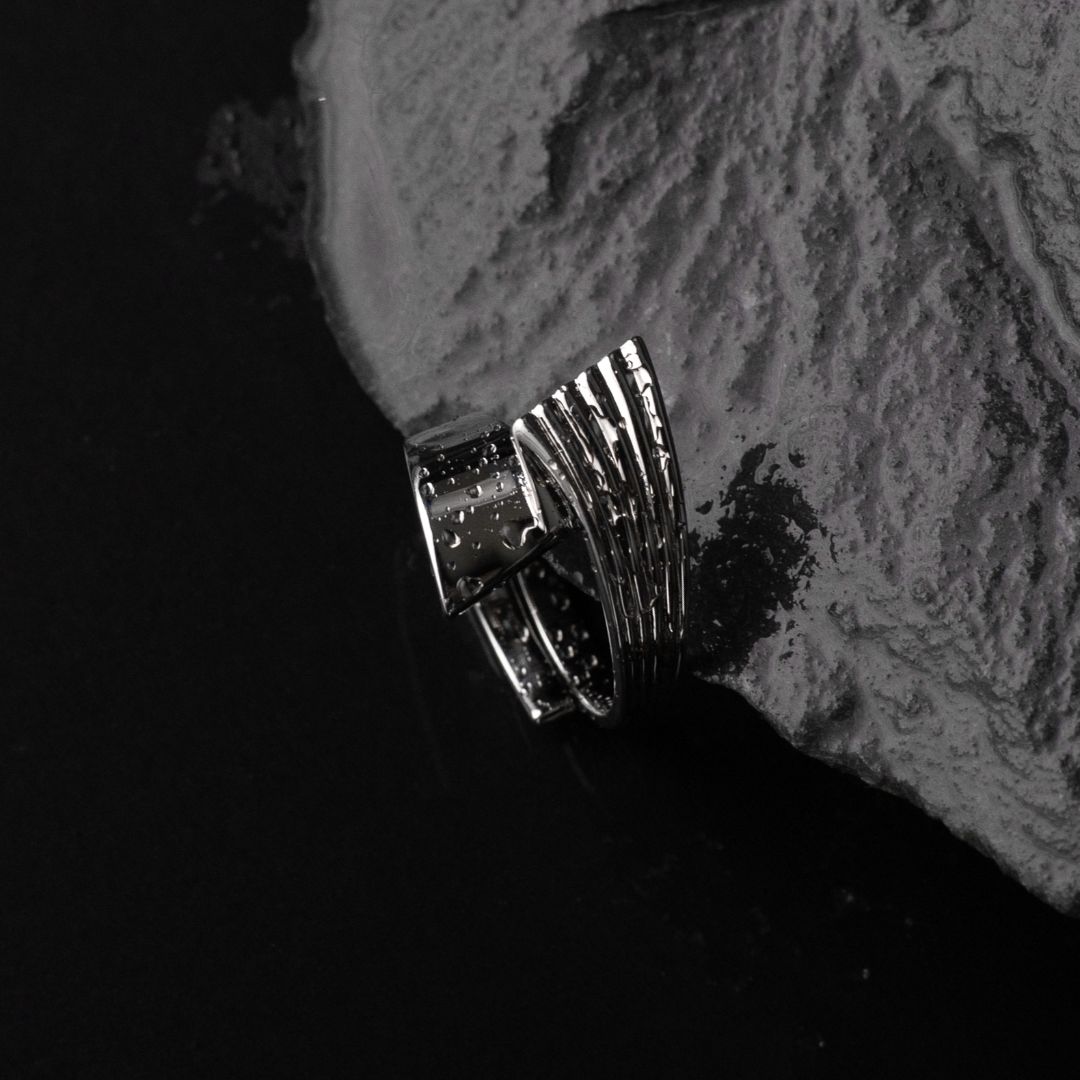 Кольцо с геометричным рельефом из коллекции SEA