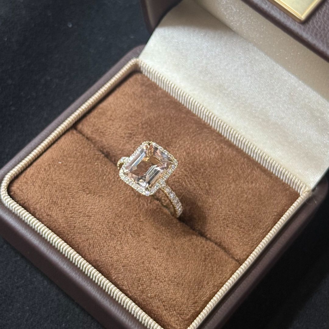 Золотое кольцо с розовым бриллиантом