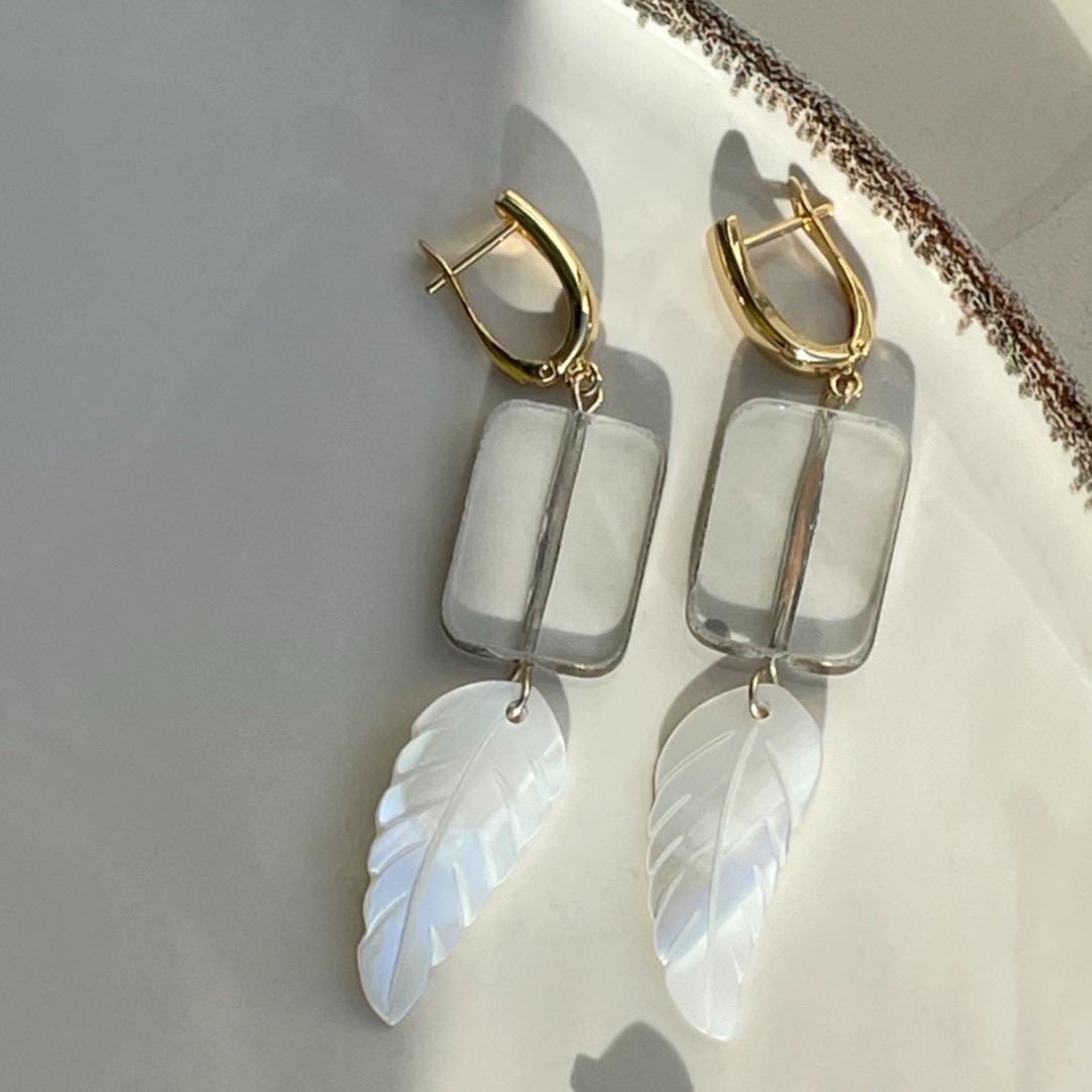 Прозрачные серьги с перламутровыми листьями