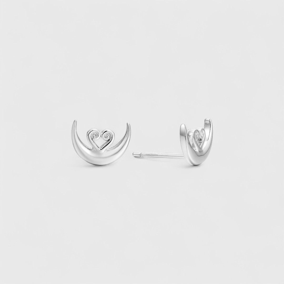 Серебряные серьги в форме сердца