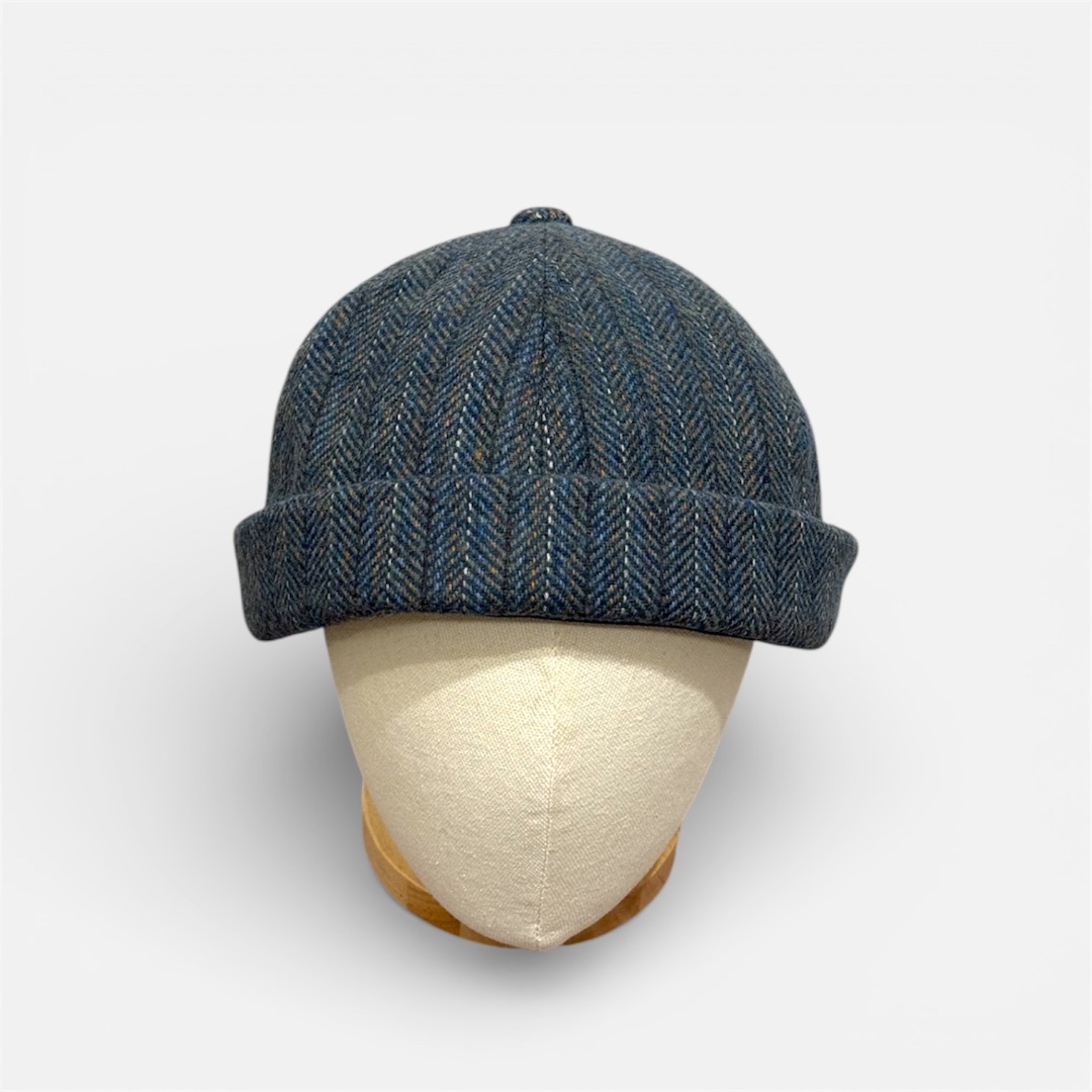 Синяя шапка из шерсти