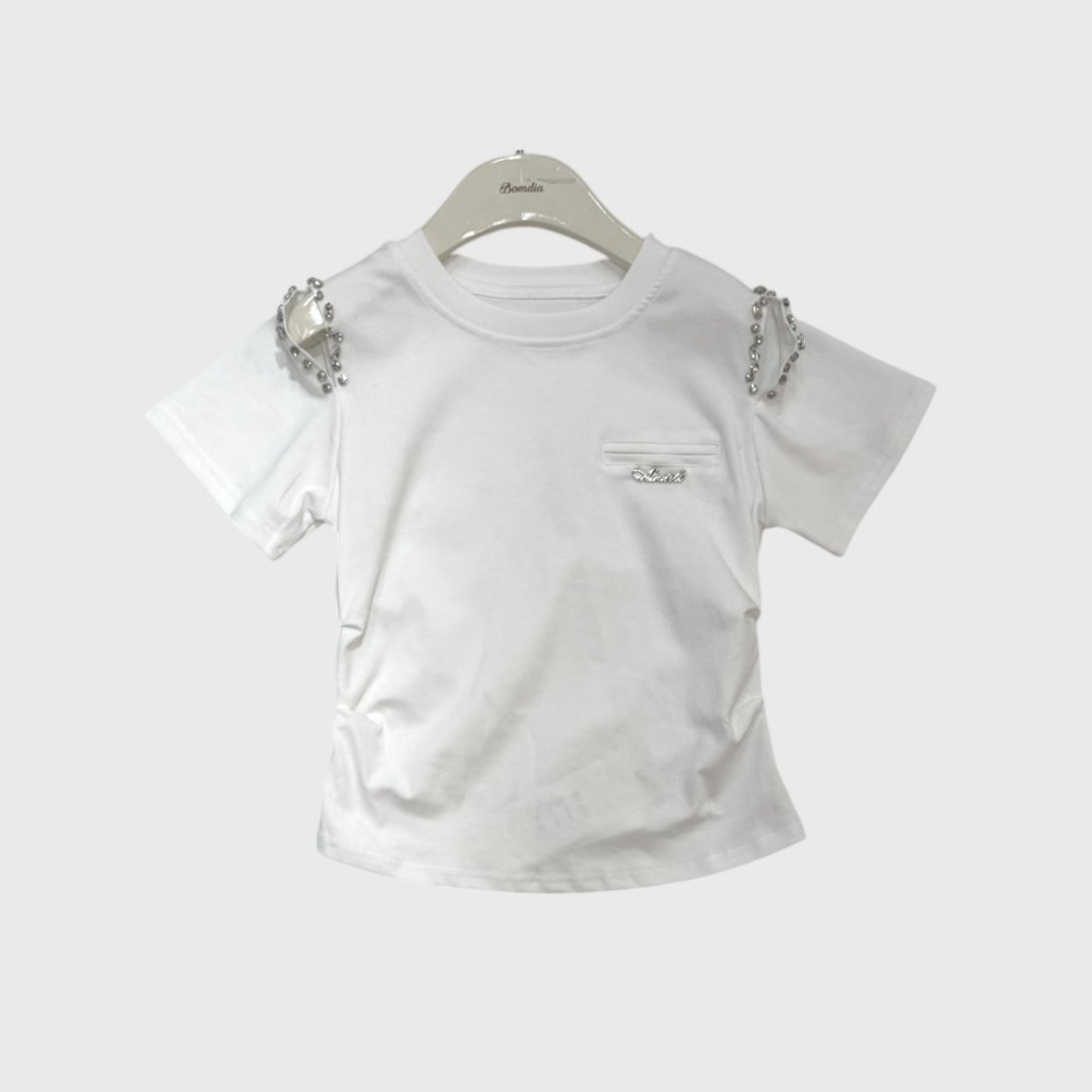 Белая футболка с декором на плечах