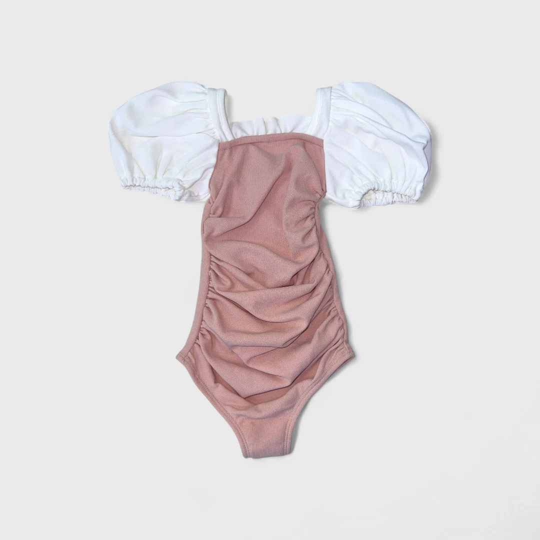 Розовый купальник с белыми рукавами