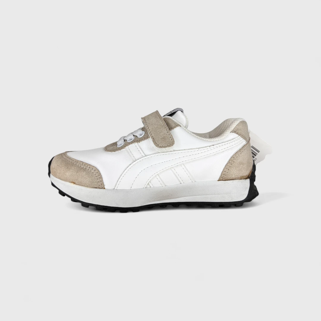 Белые кроссовки с замшей