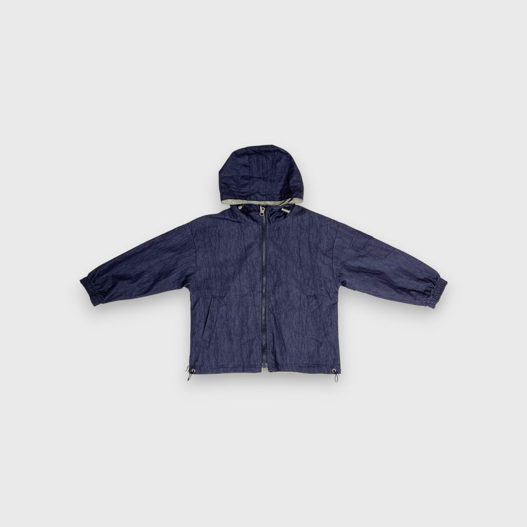 Темно-синяя куртка с капюшоном