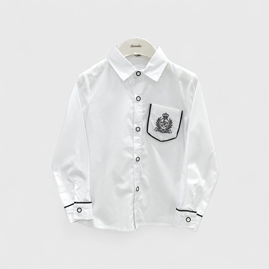 Белая рубашка с черным акцентом