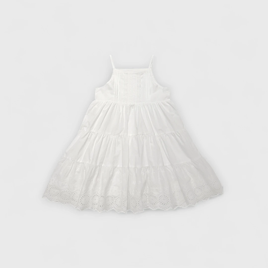 Белое платье с рюшами