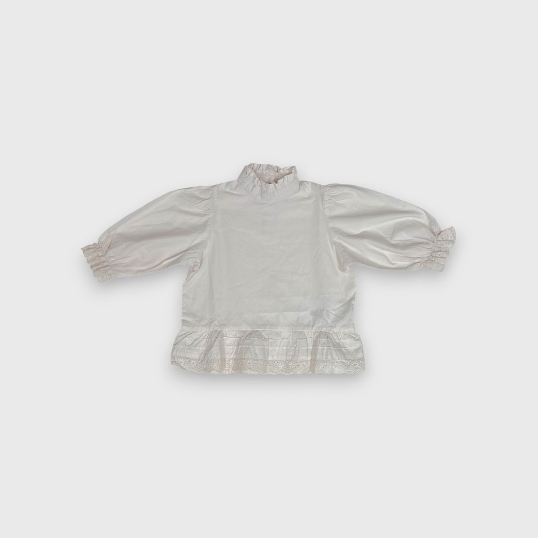 Белая блузка с рюшами