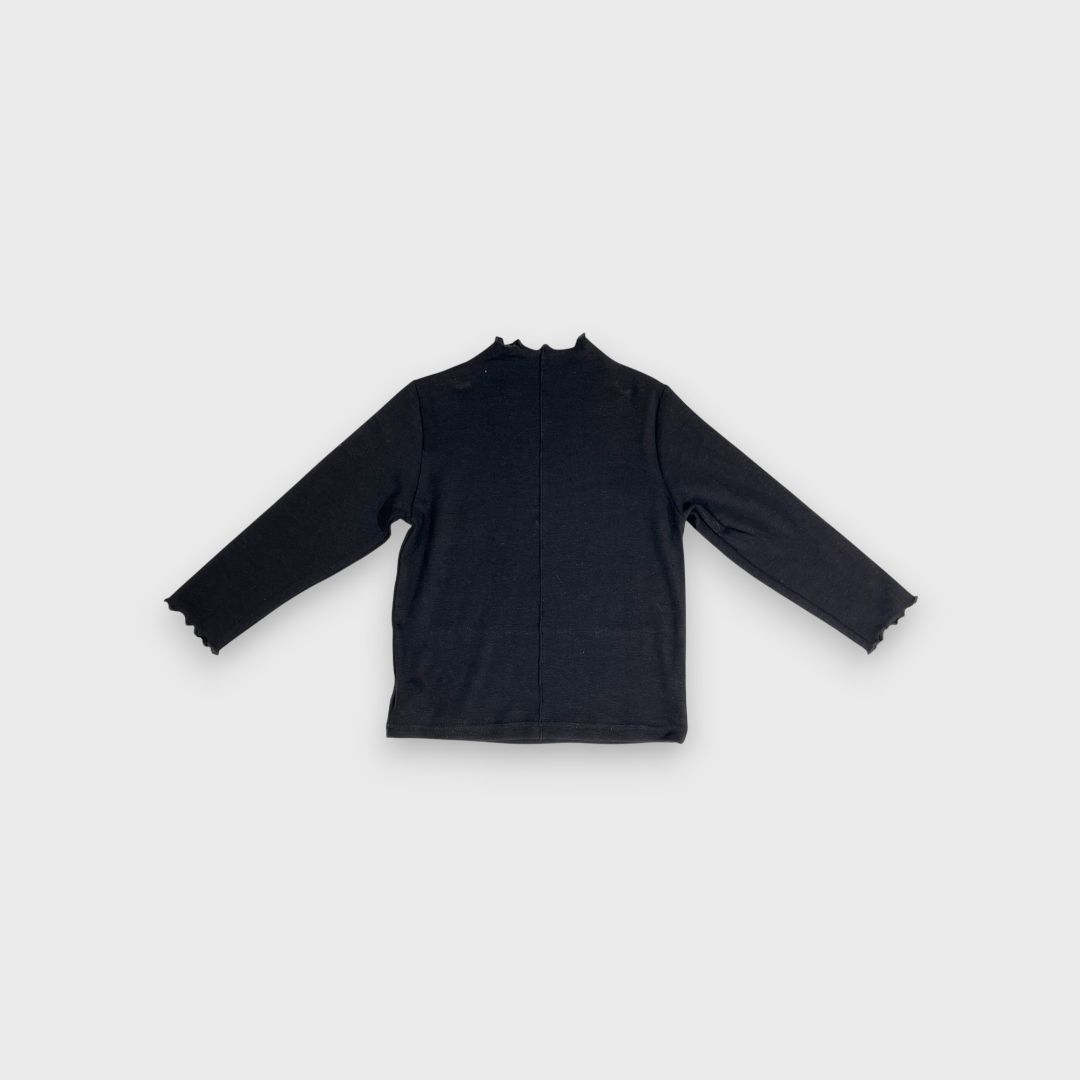 Черный свитер с длинным рукавом