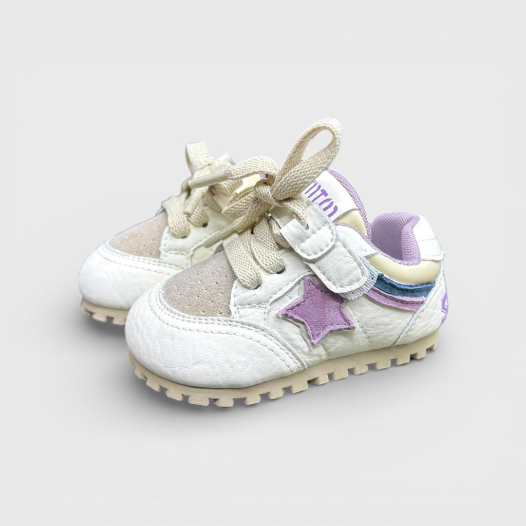 Белые кроссовки с фиолетовыми акцентами