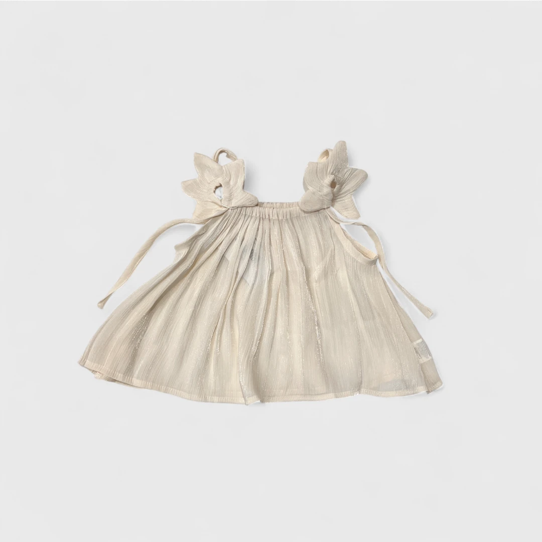 Бежевый топ с нежными деталями