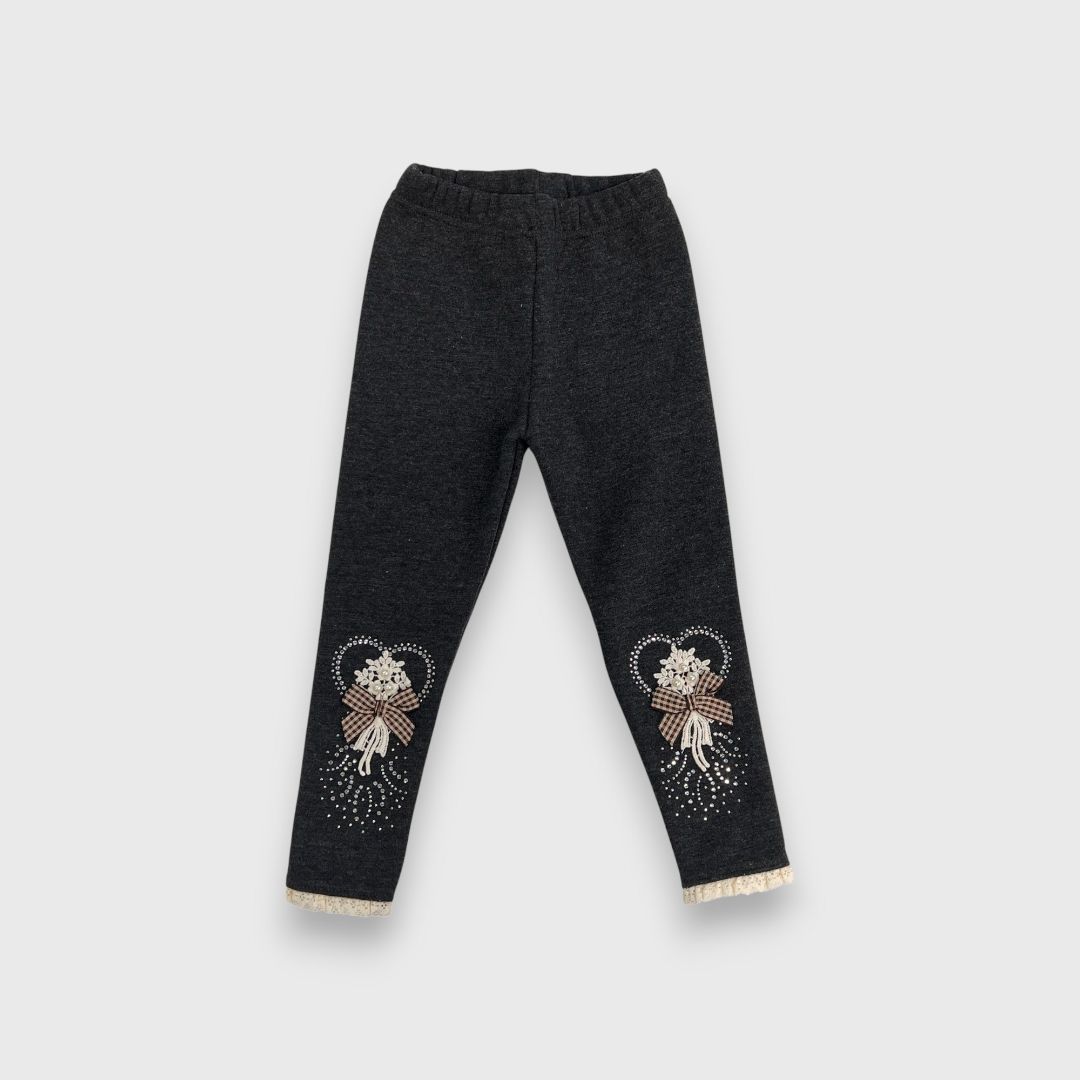 Темно-серые леггинсы с аппликацией