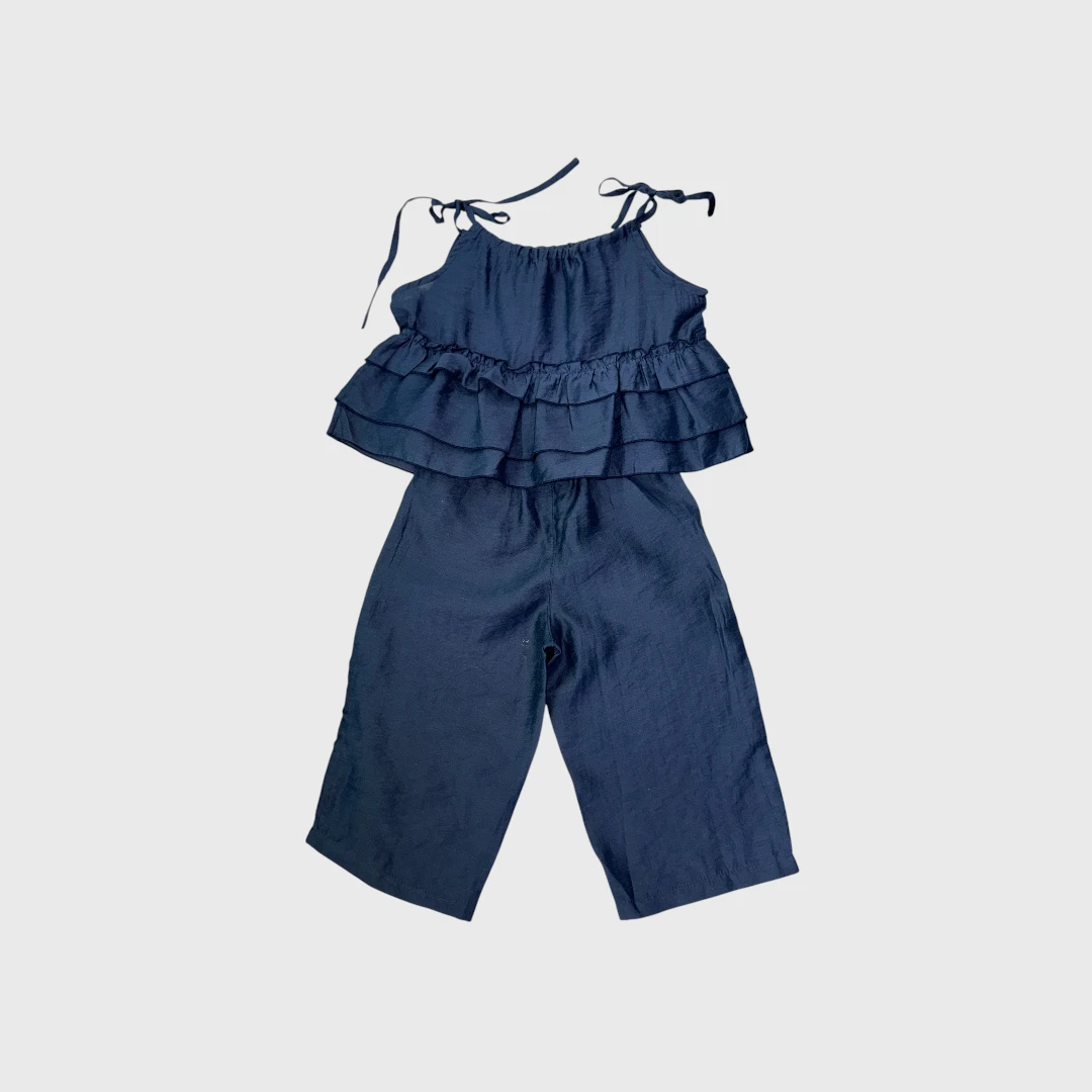 Темно-синий костюм