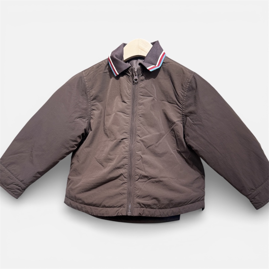 Коричневая куртка с высоким воротником