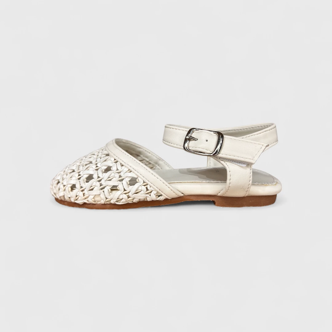 Белые сандалии