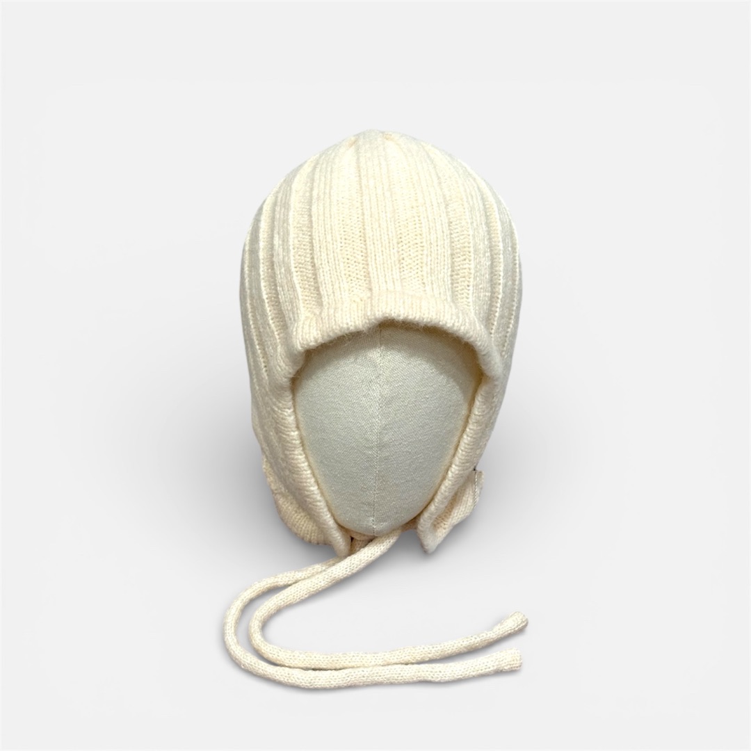 Белая вязаная шапка с ушками