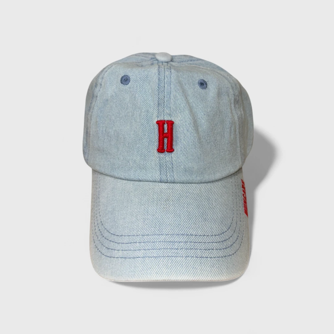 Светло-голубая кепка с логотипом H
