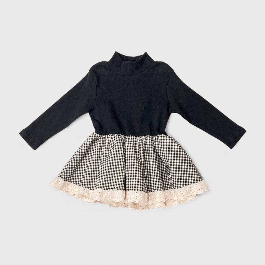 Черное платье с юбкой в клетку