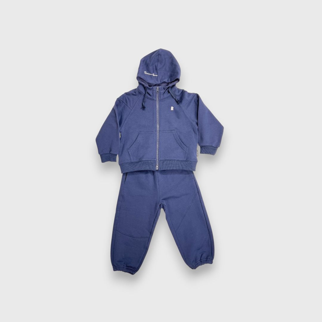 Темно-синий спортивный костюм