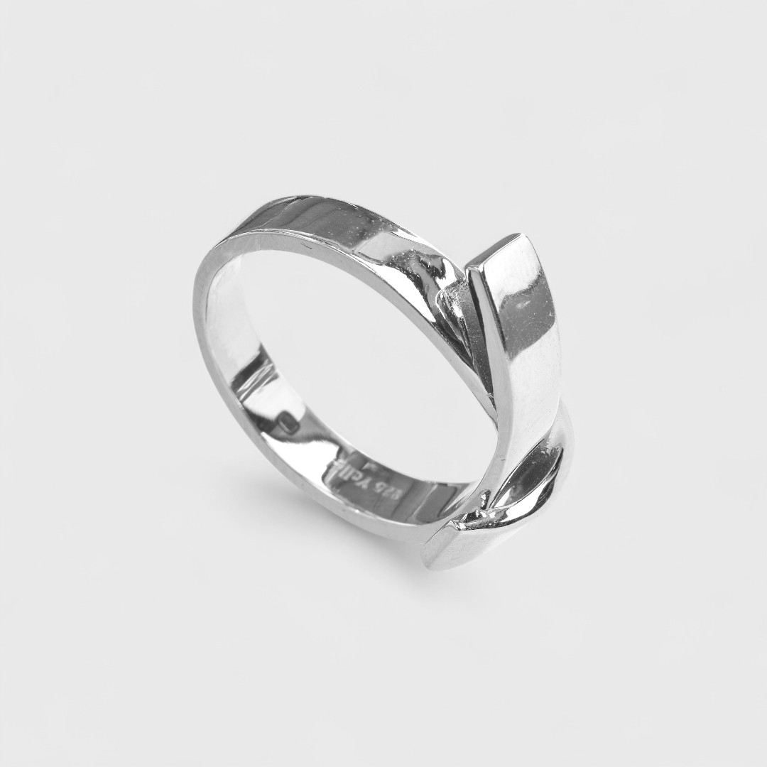 Серебряное кольцо с перекрестным дизайном