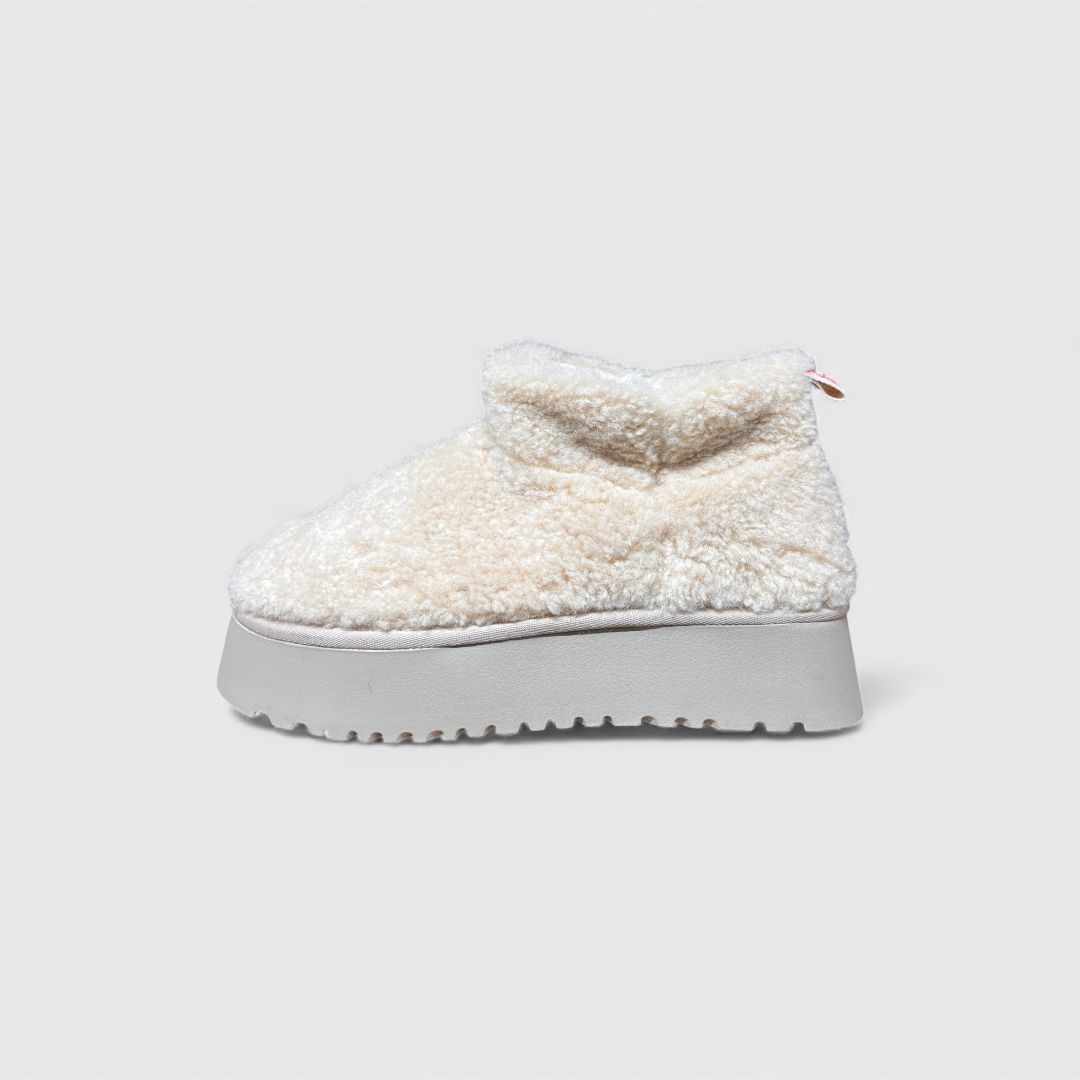 Белые замшевые ботинки