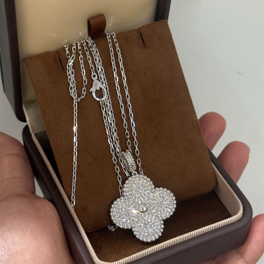 Золотое ожерелье с цветком