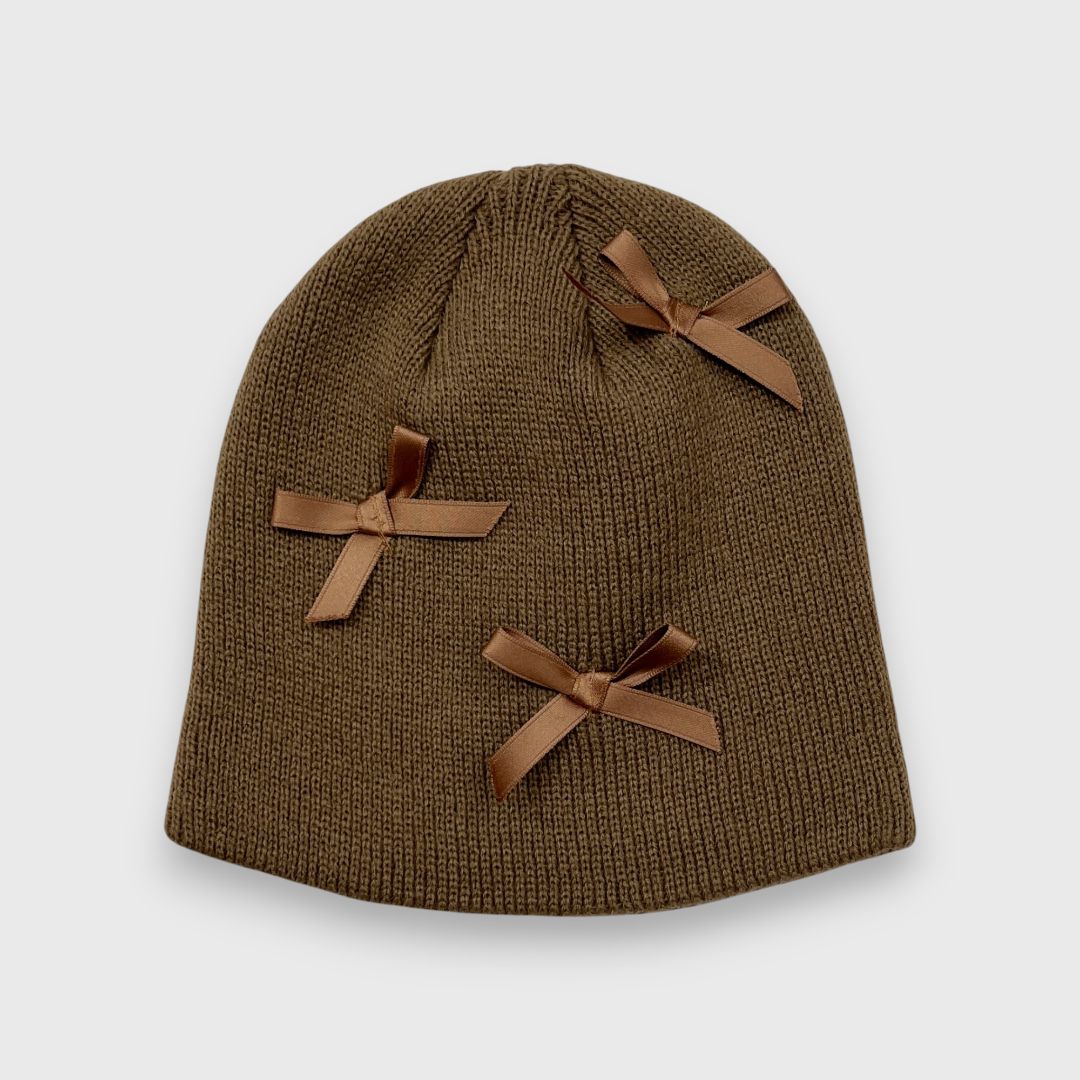 Коричневая шапка с бантиками