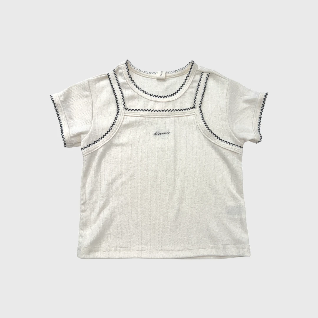 Белая футболка с черной отделкой