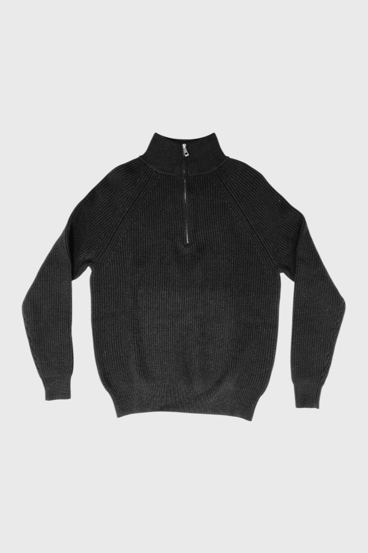 Черный свитер с высоким воротником
