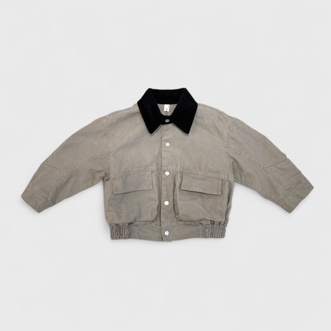 Серая куртка с черным воротником