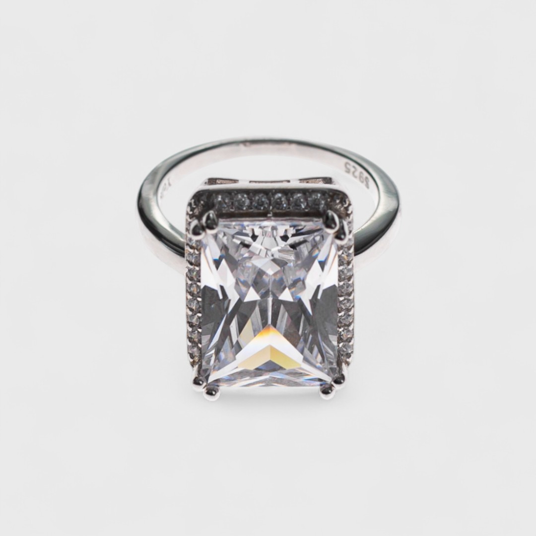 Серебряное кольцо с огранкой радиант