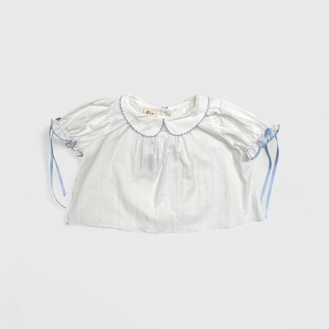 Белая блузка с голубым воротником