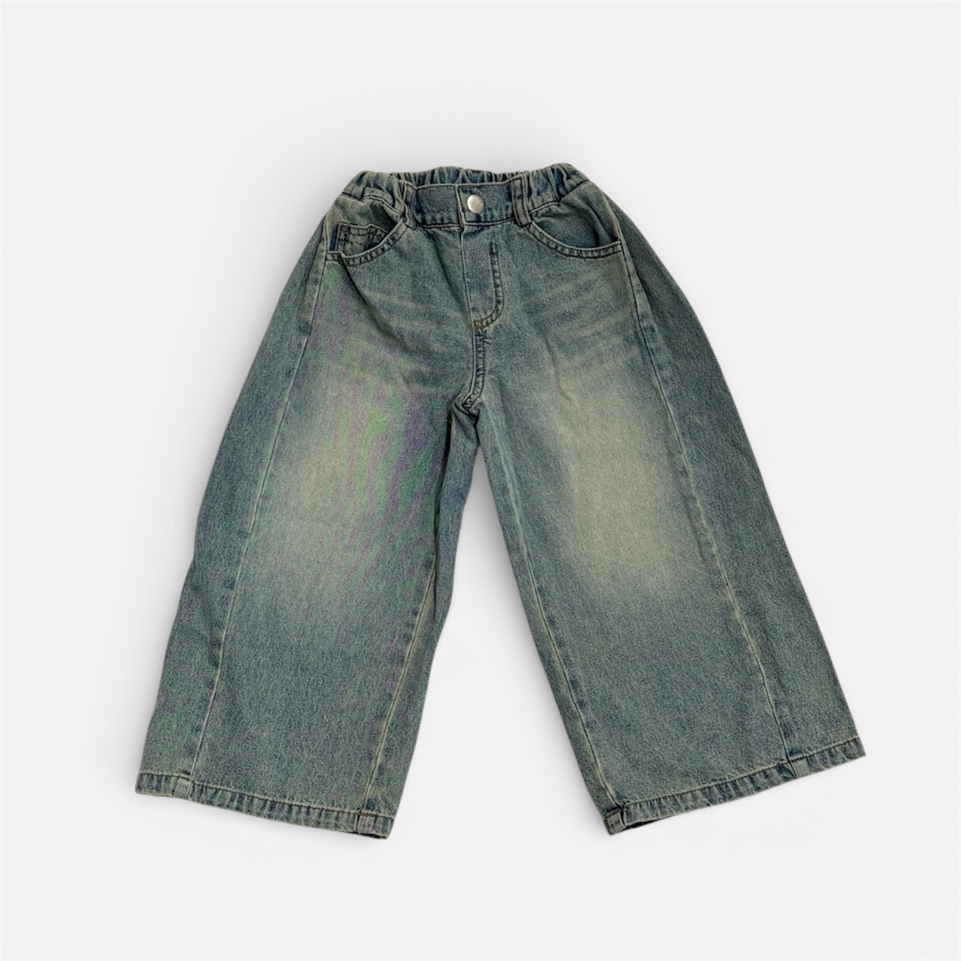 Синие джинсы с широкими штанинами