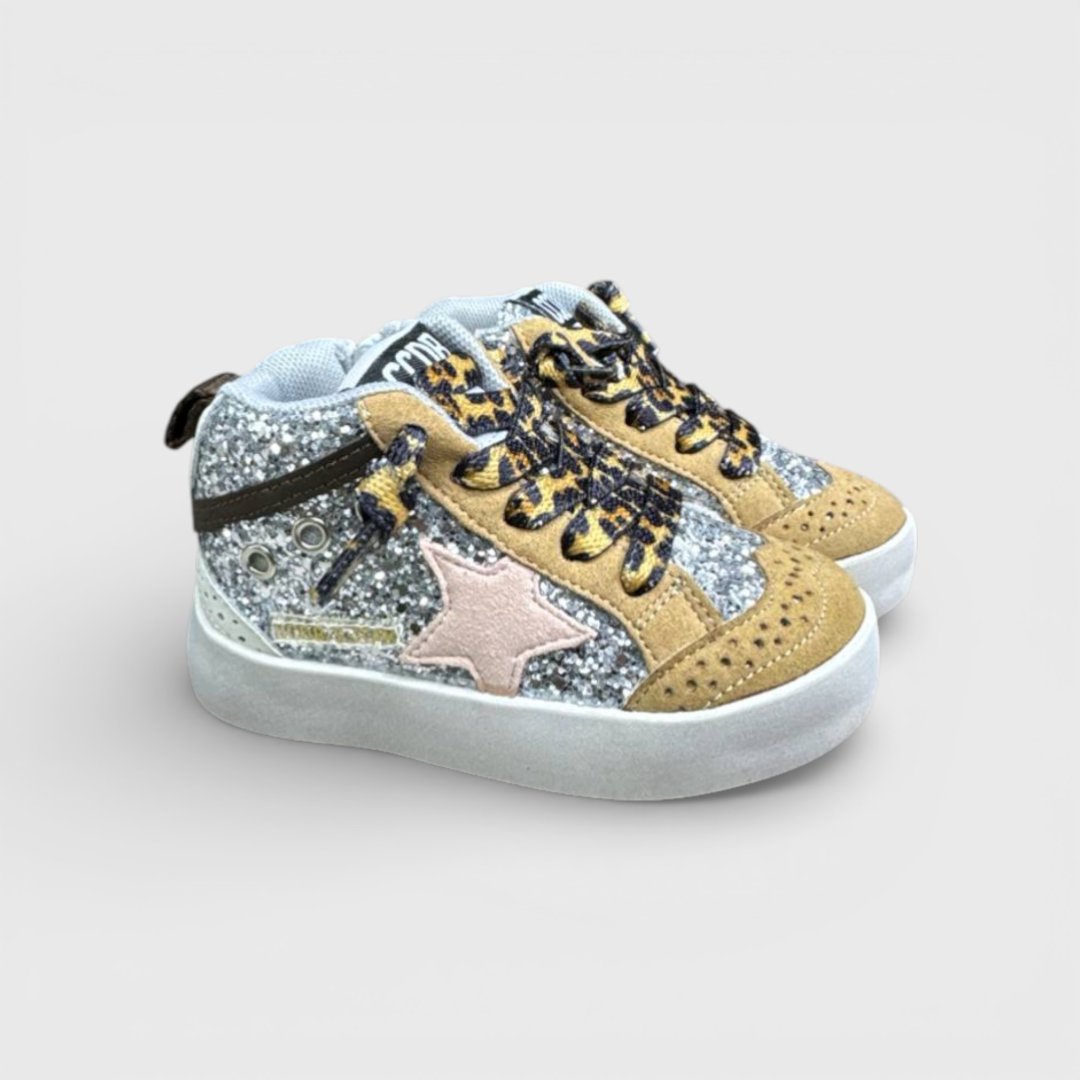 Серебристые кроссовки с золотом