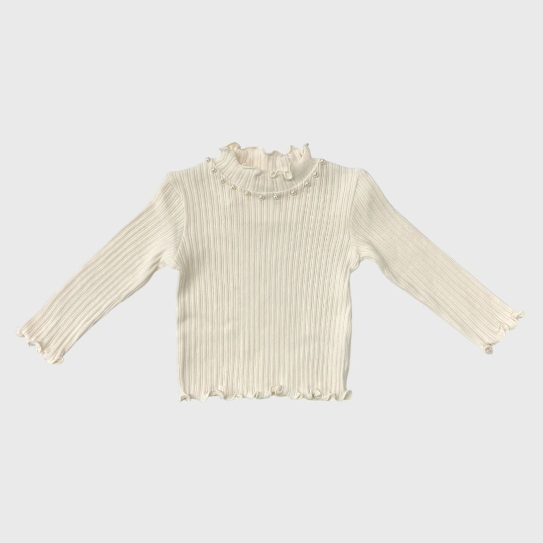 Белая водолазка с жемчужинами