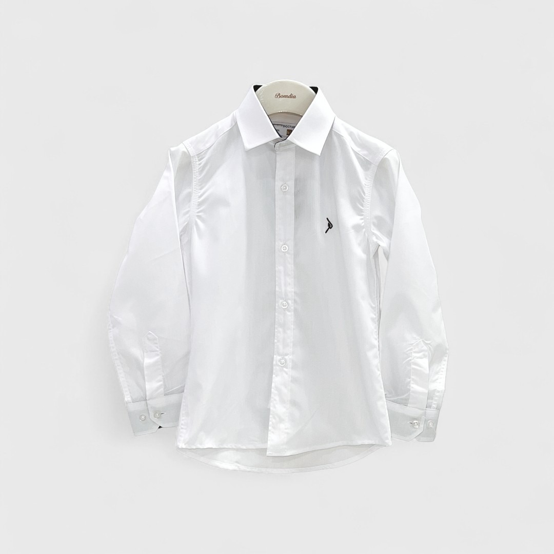 Белая рубашка с черным акцентом