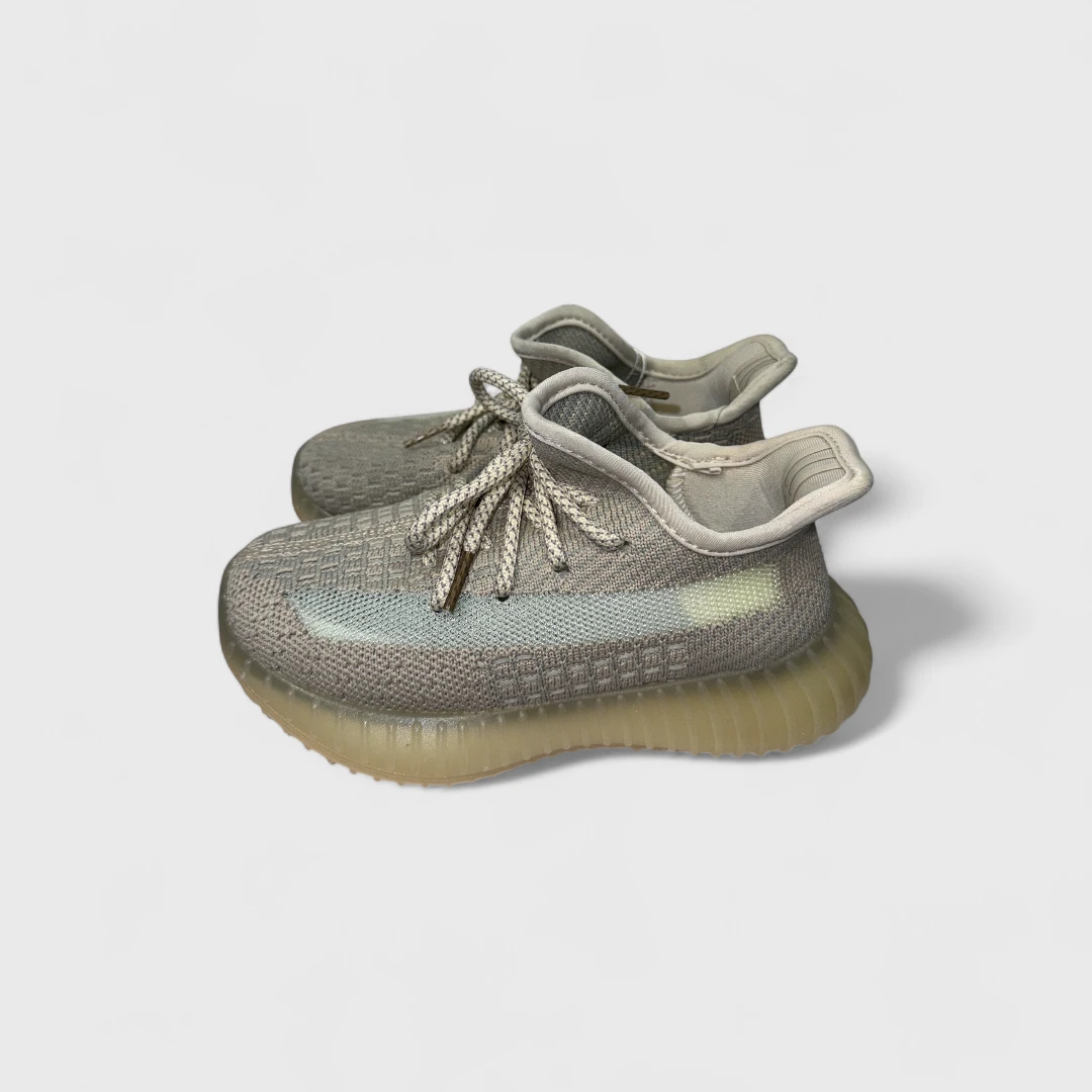 Серые кроссовки