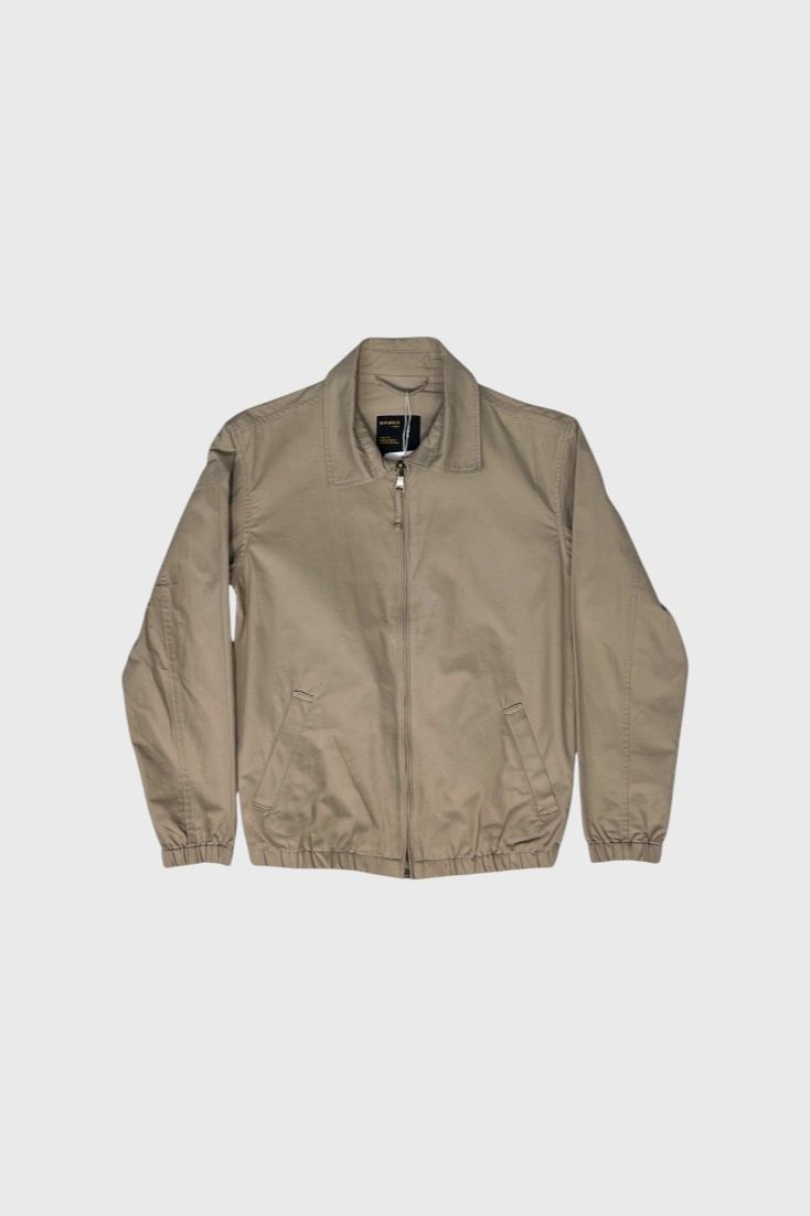 Бежевый бомбер стиля casual