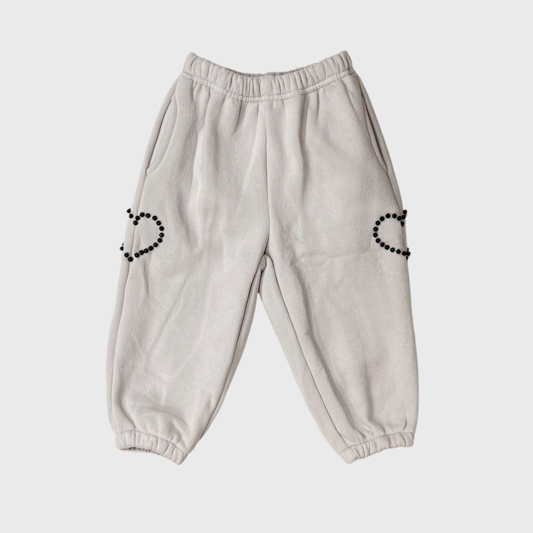 Светлые брюки с сердечками