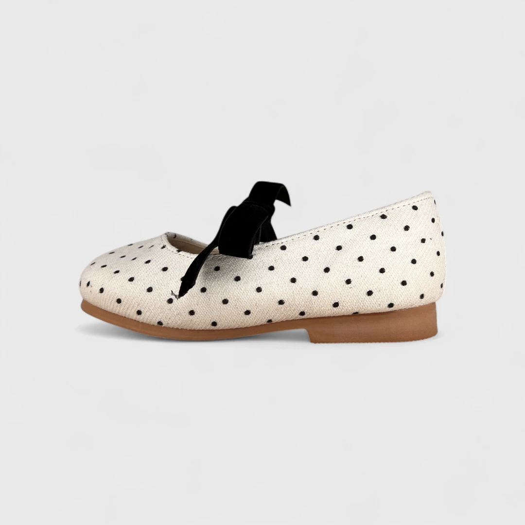 Бежевые туфли с горошком