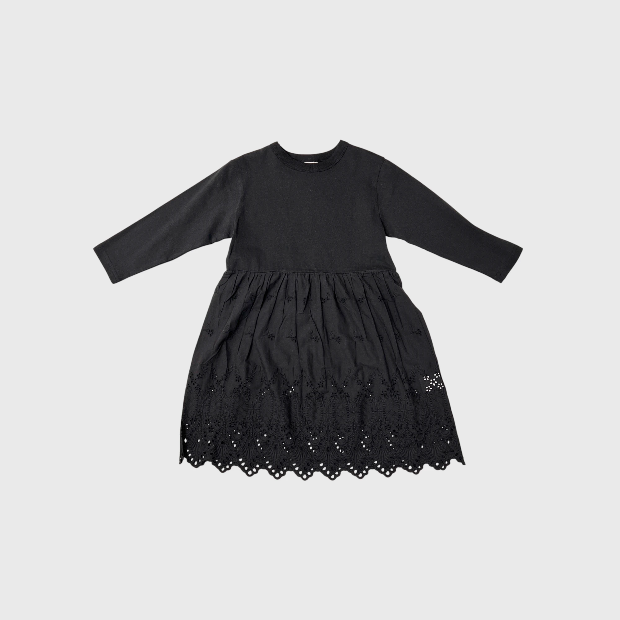 Черное платье с кружевом