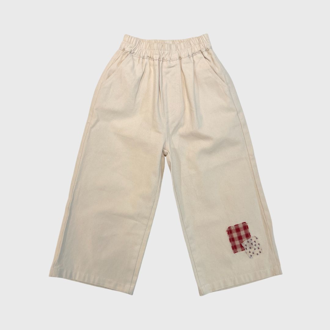 Бежевые брюки с патчами