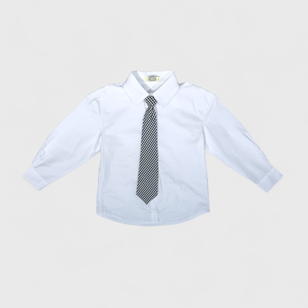 Белая рубашка с черным галстуком