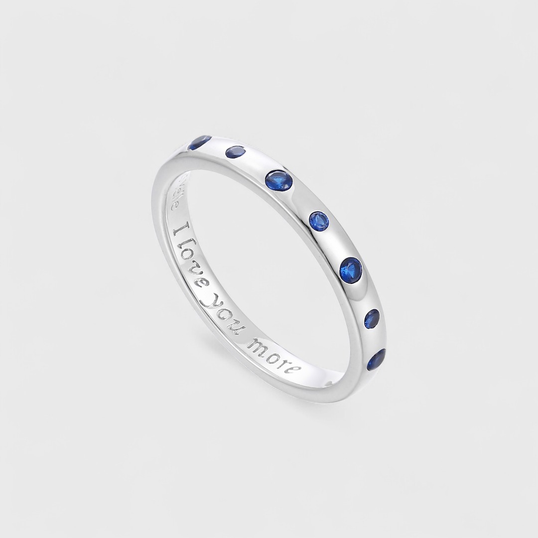 Серебряное кольцо с синими циркониями и гравировкой 