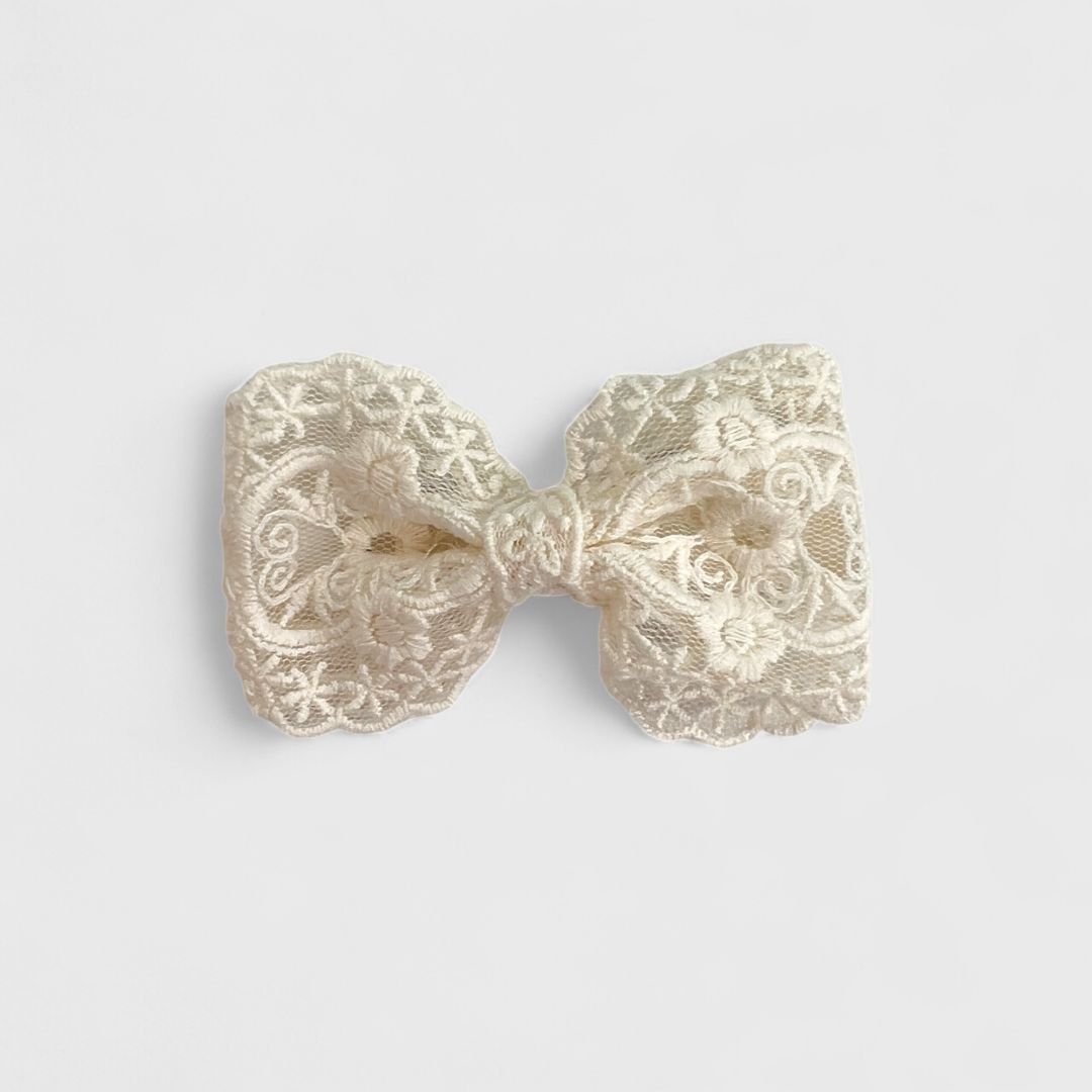 Белый кружевной бантик-заколка для девочки (3 варианта)