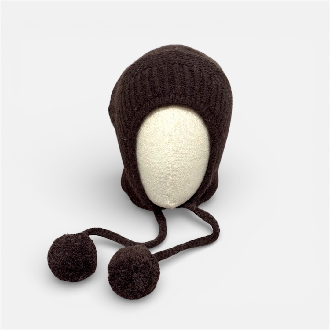 Коричневая шершавая шапка с помпонами