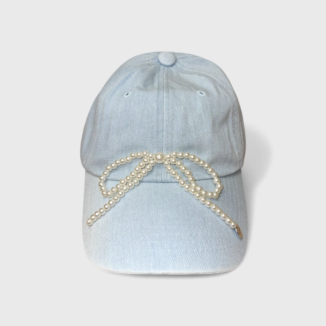 Светло-голубая бейсболка с жемчугом